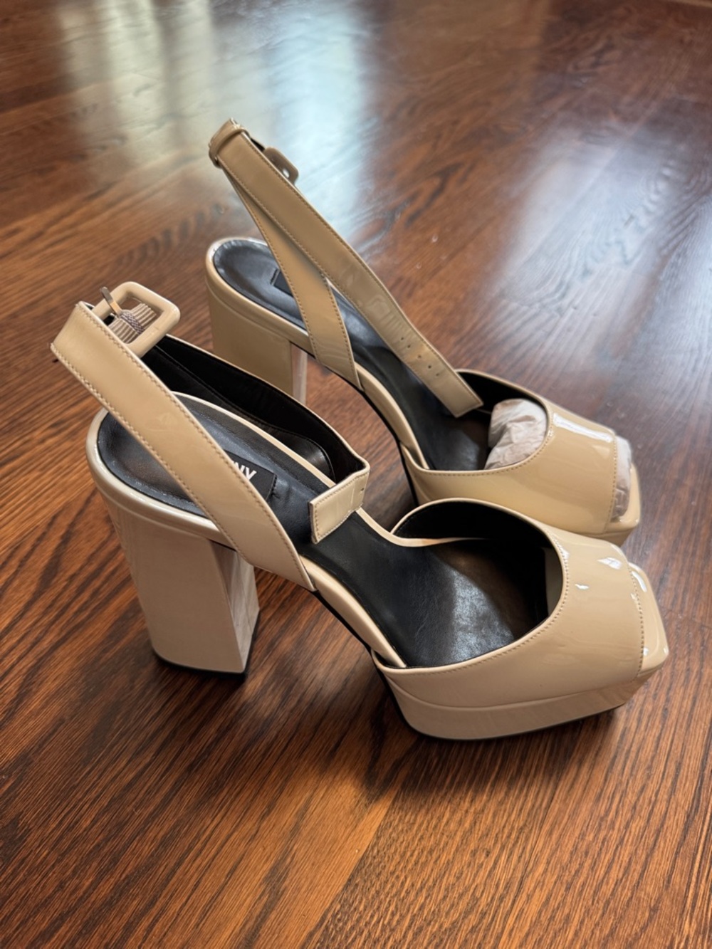 🦄🦄 DKNY Leather Women's Off White Patent Platform Heels